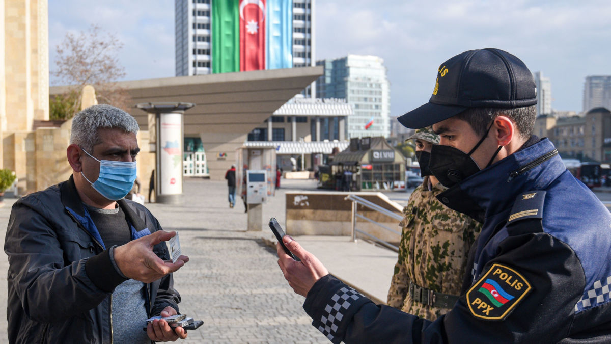Mülki geyimli polislərin karantin tədbirlərinə nəzarət etməsi hüquqidirmi?