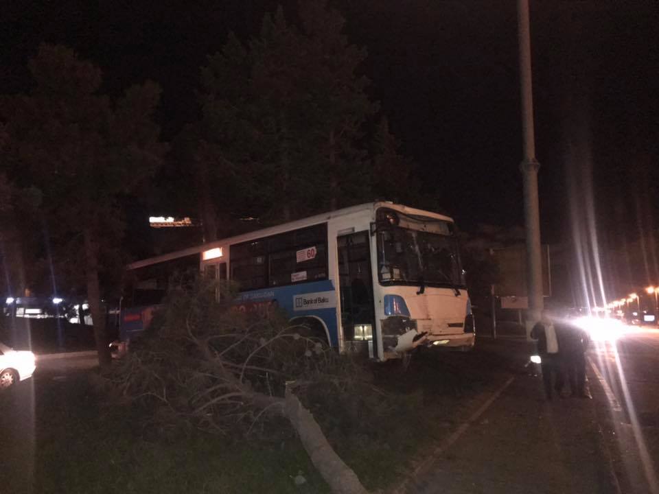 Bakıda daha bir avtobus qəzası: yoldan çıxdı və... – Foto