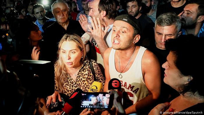 "Rustavi-2" telekanalı Putini təhqir etmiş jurnalistini iki aylıq televiziyadan uzaqlaşdırıb