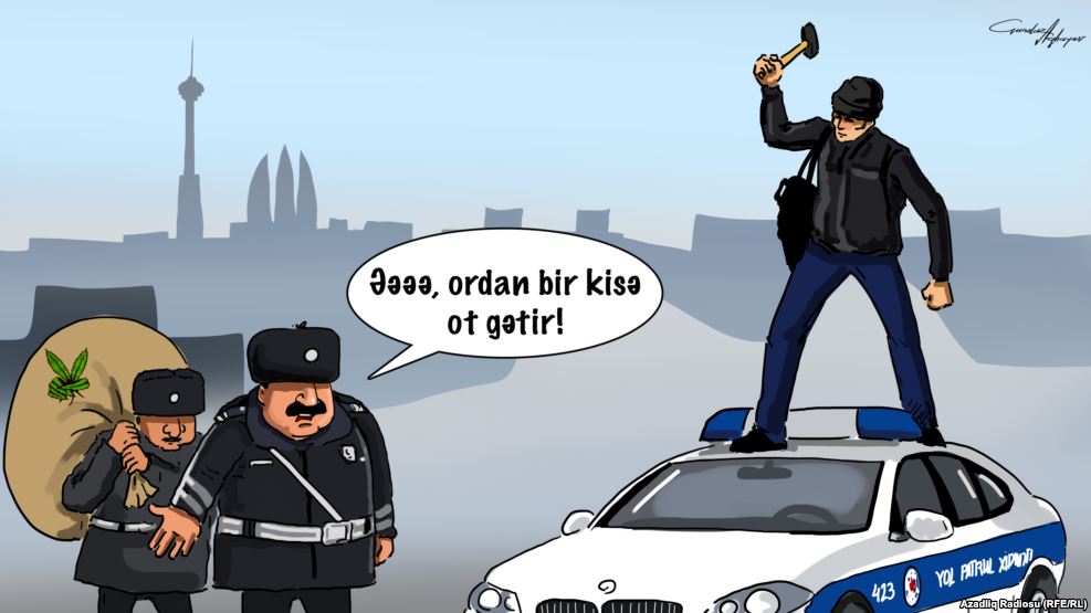 Polis maşınını çəkiclə əzənin məhkəməsi başlayır