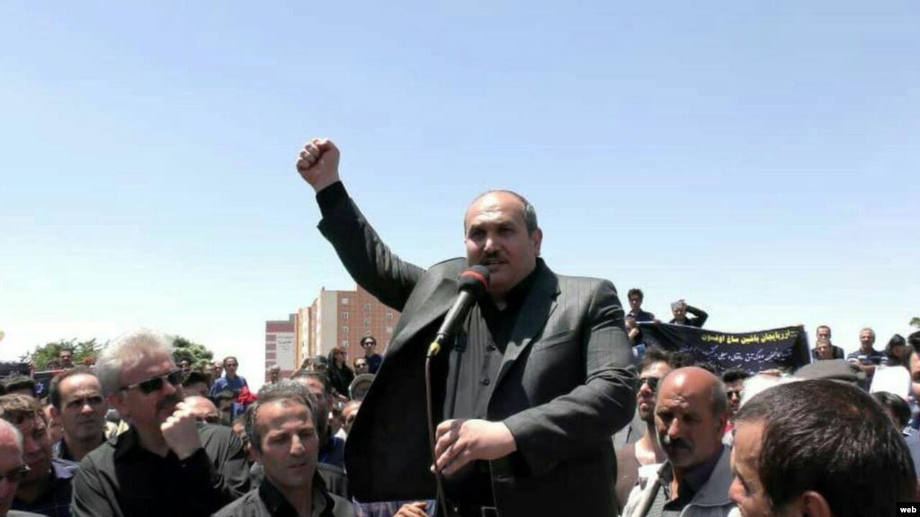 Abbas Lisani ona qoyulmuş qadağalara etiraz olaraq oturaq aksiya keçirib