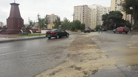 Yasamalda yol çökdü; “Azəravtoyol” məsuliyyəti üstündən atdı [foto]