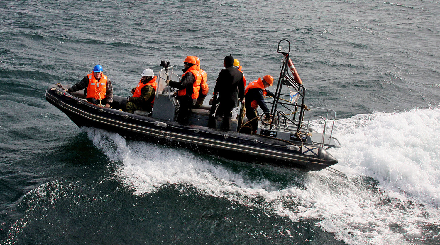 İçində azərbaycanlıların da olduğu gəmidən iki xilasetmə salı tapılıb