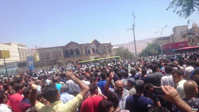 İranın ən böyük 10 şəhərində hökumət əleyhinə nümayişlər keçirilir