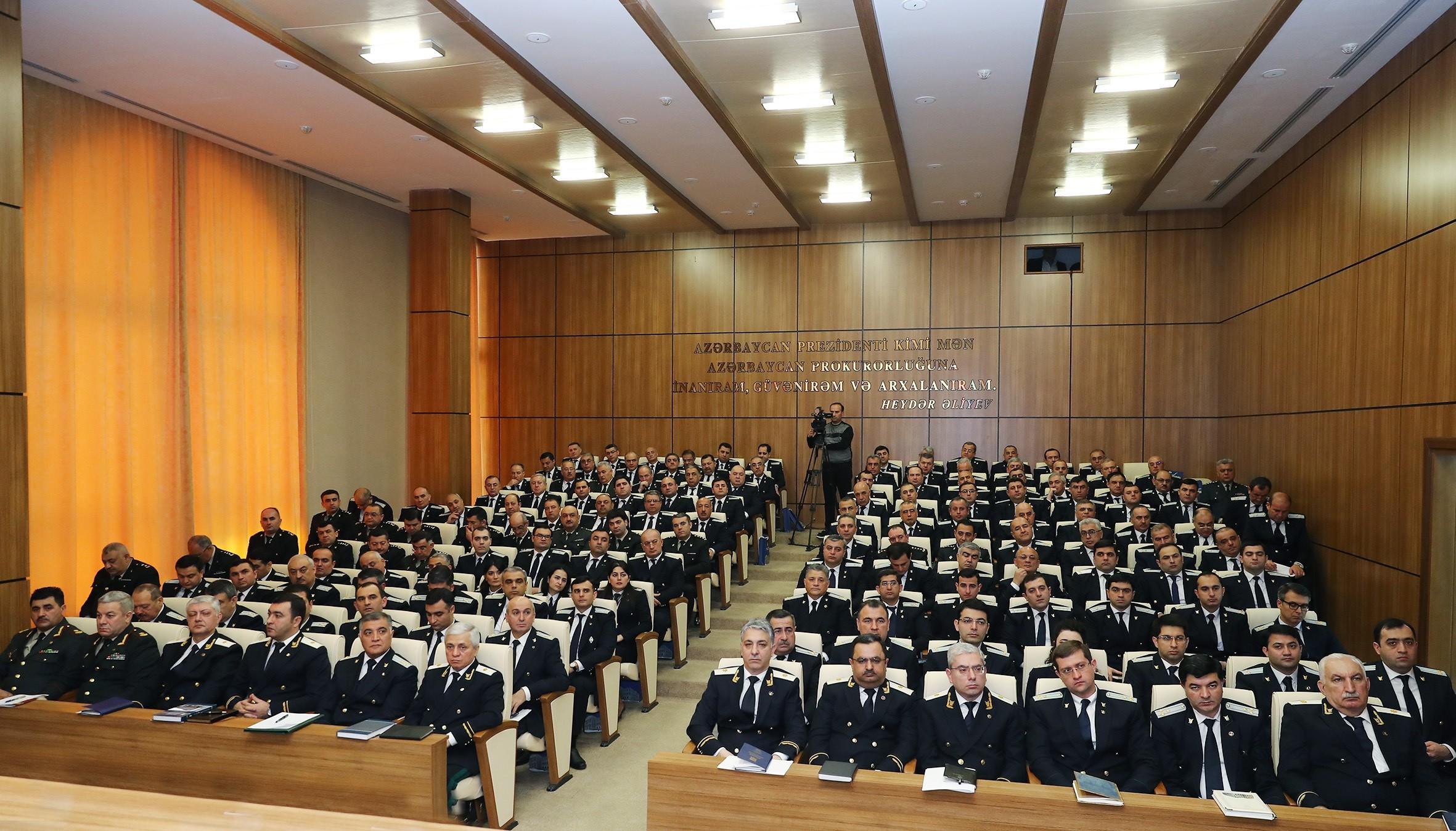 Azərbaycanda prokurorluq işçilərinin maaşları iki dəfə artırılır