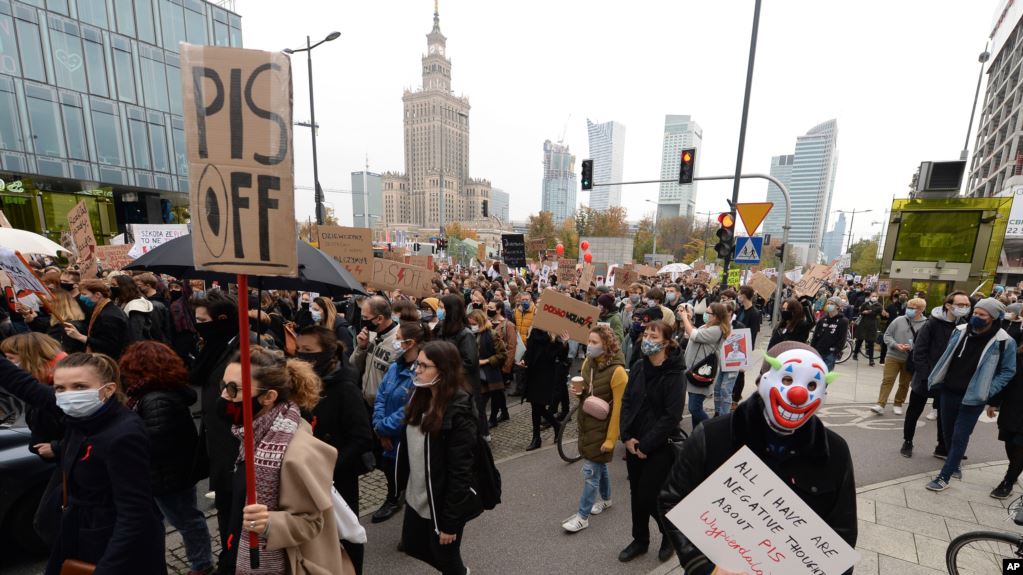 Polşada aborta yeni qadağalara qarşı kütləvi etirazlar başlanıb