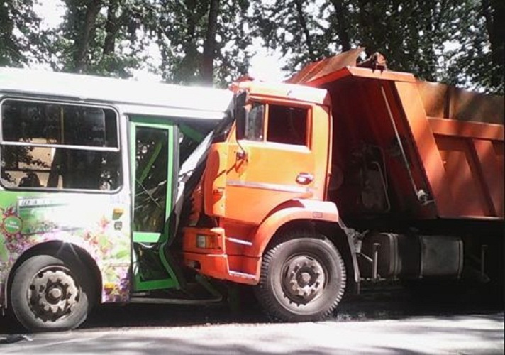 Mingəçevirdə sərnişin avtobusu yük maşını ilə toqquşub, 5 nəfər yaralanıb