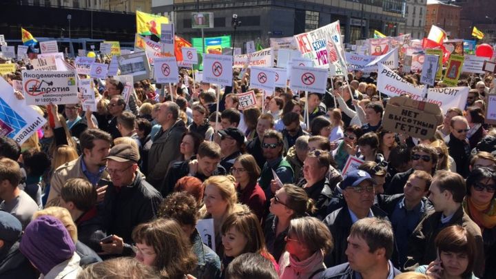 Minlərlə moskvalı beşmərtəbəli binaların sökülməsi planına etiraz edir
