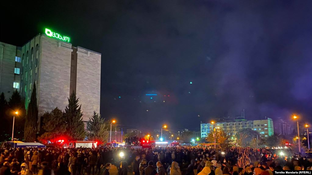 Tbilisidə polis etirazçıları su şırnağıyla dağıdıb