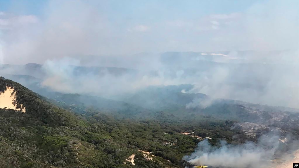 Rəsmiləri Avstraliyanın Freyzer Adası şəhərinin sakinlərini meşə yanğınlarının yaxınlaşmasına görə təxliyə etməyə çağırır