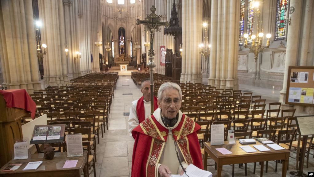 Fransada katoliklər koronavirus məhdudiyyətlərinə qarşıdır