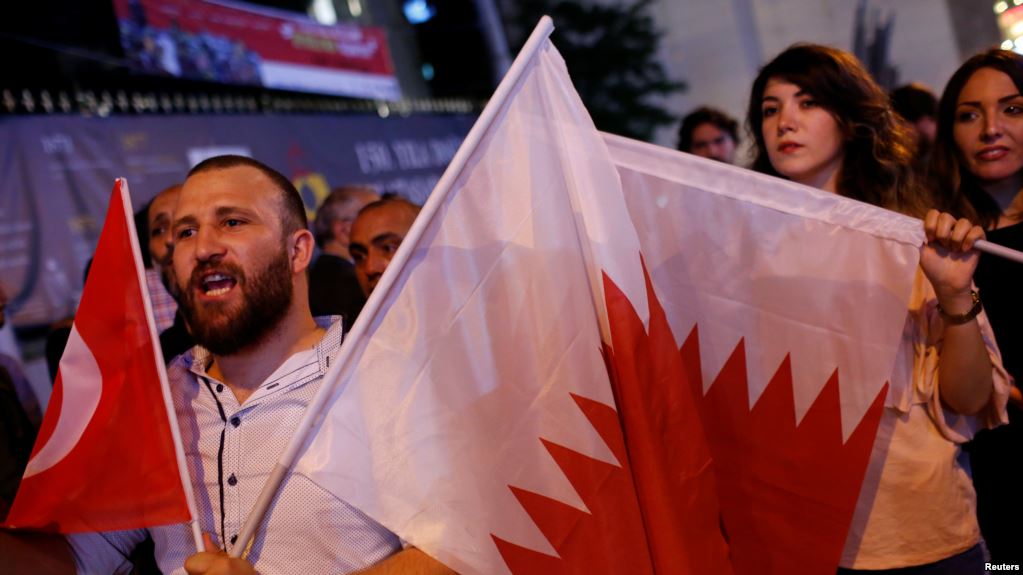 Ərəb dövlətləri Qətəri sıxır, Türkiyə müttəfiqinə qoşun göndərir