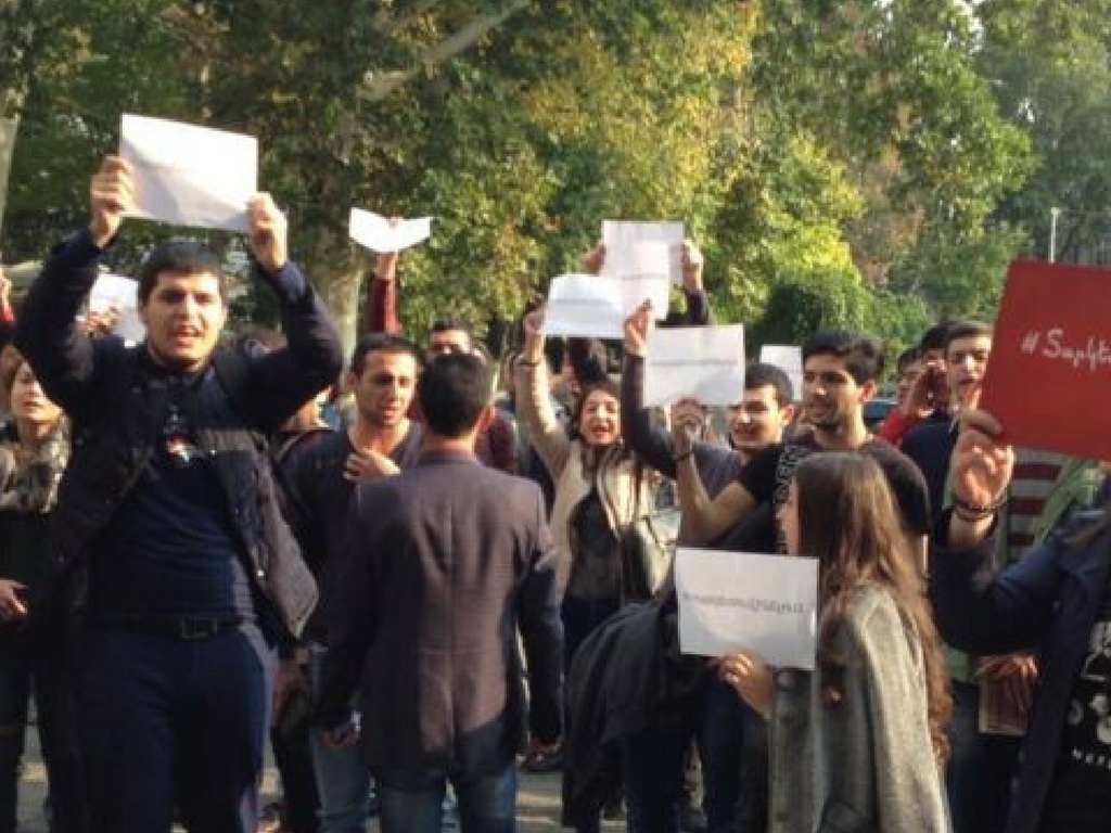 Ermənistan: Tələbələrin "hərbi xidmətdən möhlət" qanununa qarşı aksiya