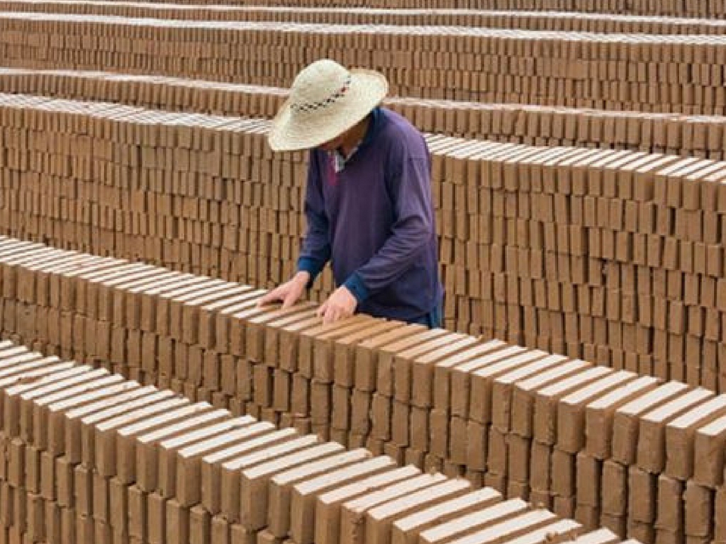 Çində işçilərin maaş borcu kərpiclə ödənilib