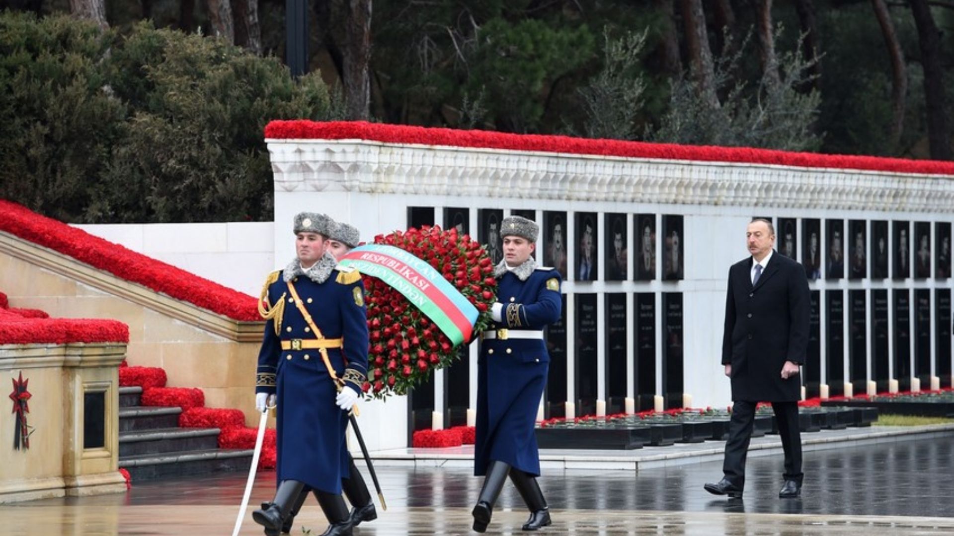 Vətəndaşlar Şəhidlər xiyabanını ziyarət edir - Prezident də orda olub