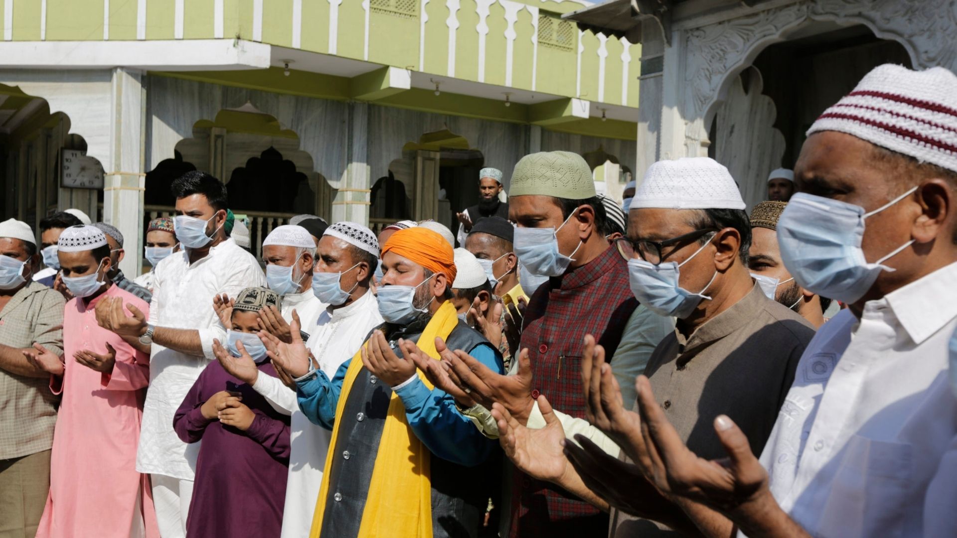 “Din adamları COVİD-19 peyvəndlərinin halallıq məsələsini müzakirəyə çıxarıblar”