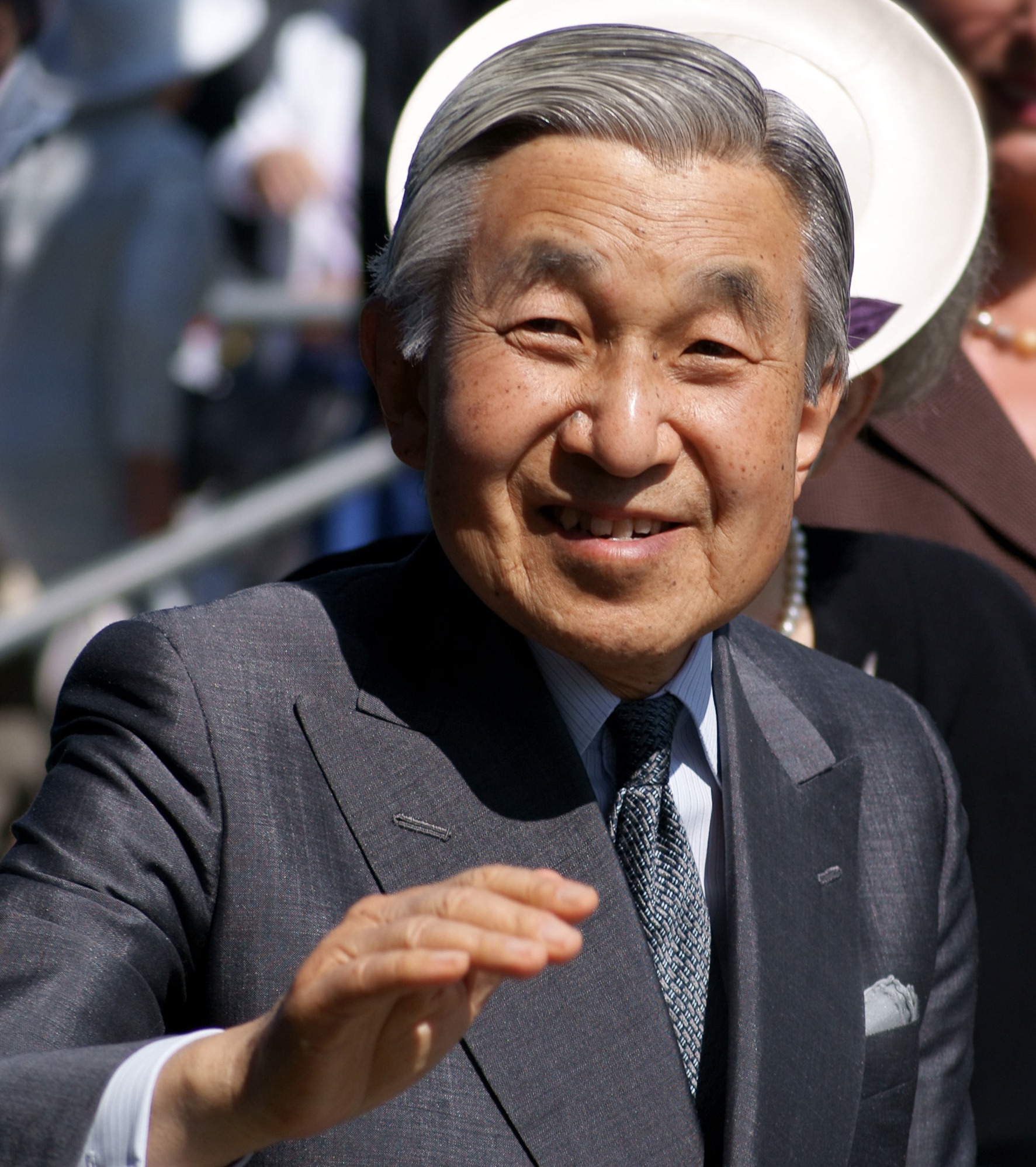 82 yaşlı yapon imperator taxtı buraxır