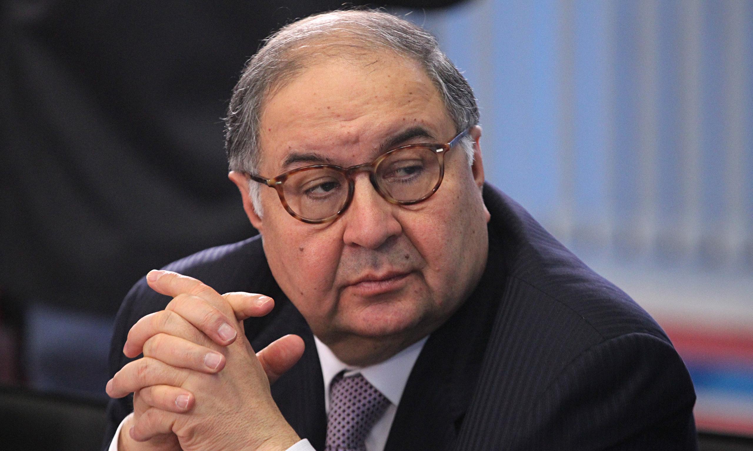 Usmanov Navalnının "üzünə tüpürməkdə" davam edir