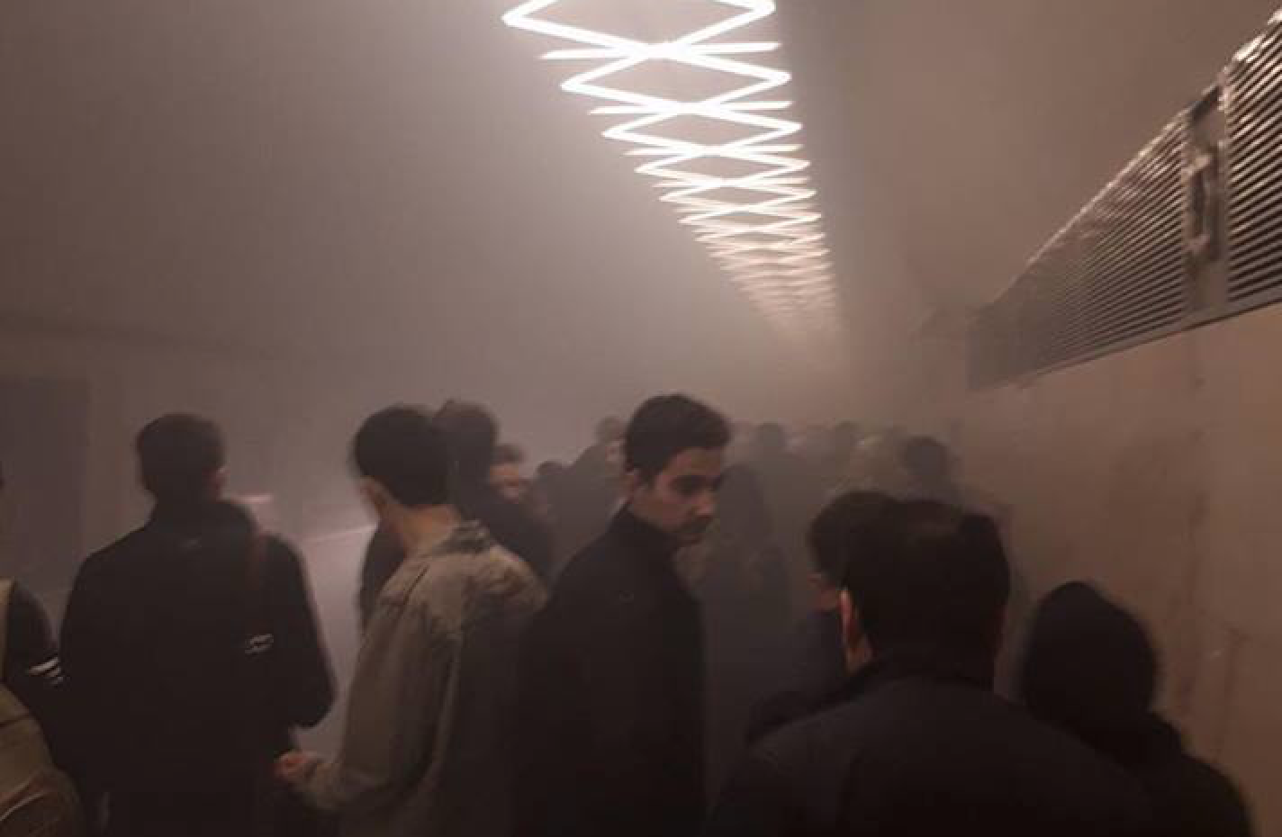 Bakı metrosunda tüstüləmə baş verib, zəhərlənənlər var [video]