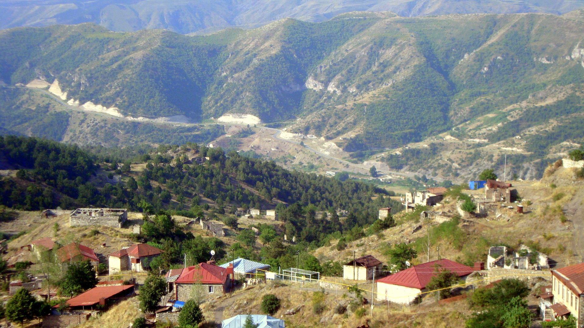 Azərbaycan Laçın rayonuna, şəhərdən yan keçən yol çəkir