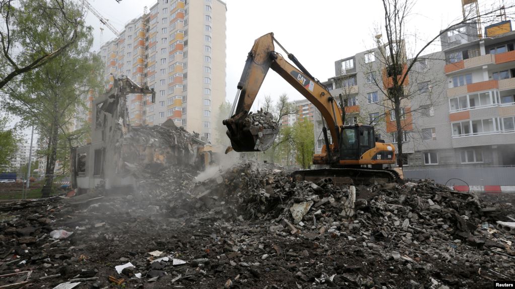 12 il əvvəl metroya görə sökülən obyektinin pulunu ala bilmir