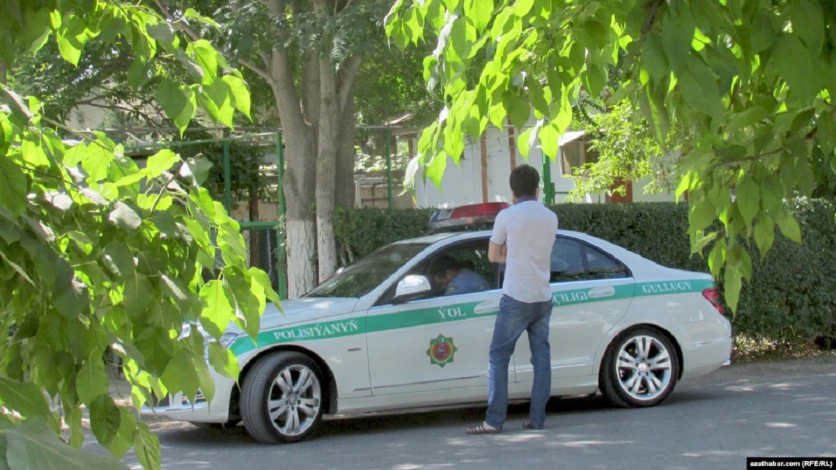 Polis Aşqabadda oğlan və qızların 'İlham' parkında bir yerdə gəzməsini qadağan edib