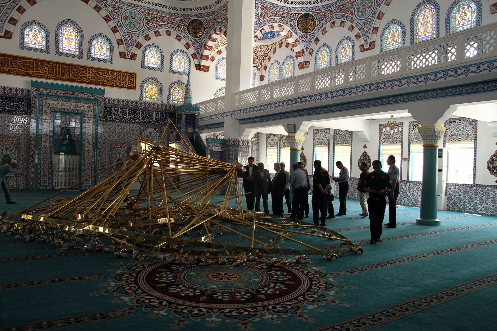 Məsciddə namaz qılanların üstünə çilçıraq düşüb, xəsarət alanlar var - FOTO