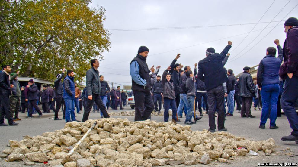 "Silahın qundağı ilə hamını vurur, təpikləyirdilər"