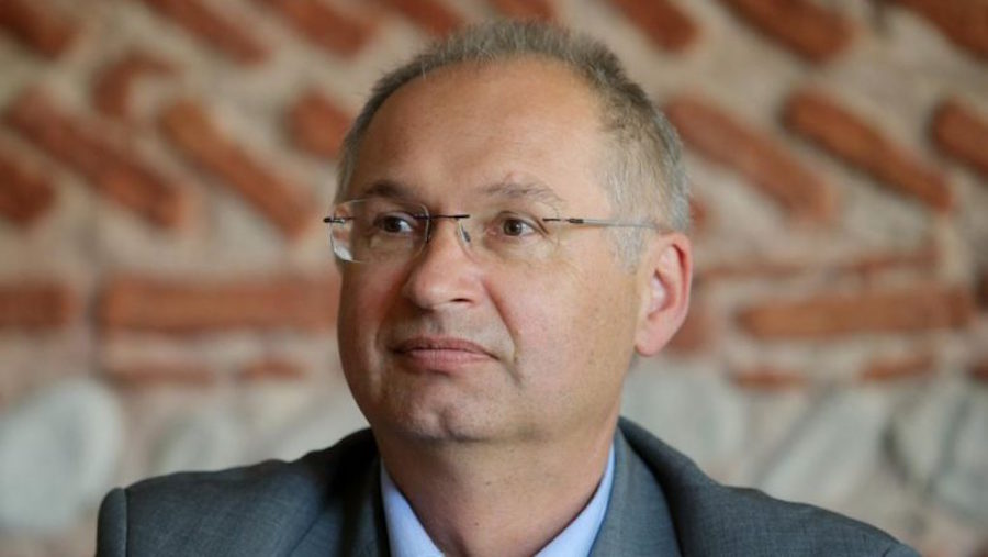 Mağazadan sendviç oğurlayan deputat istefa verib