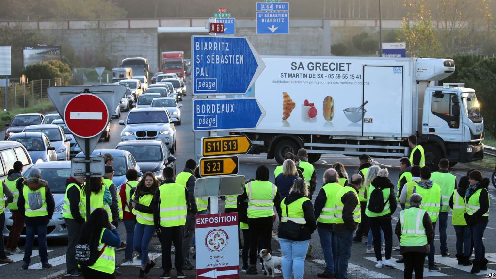 Fransada kütləvi etirazlar davam edir