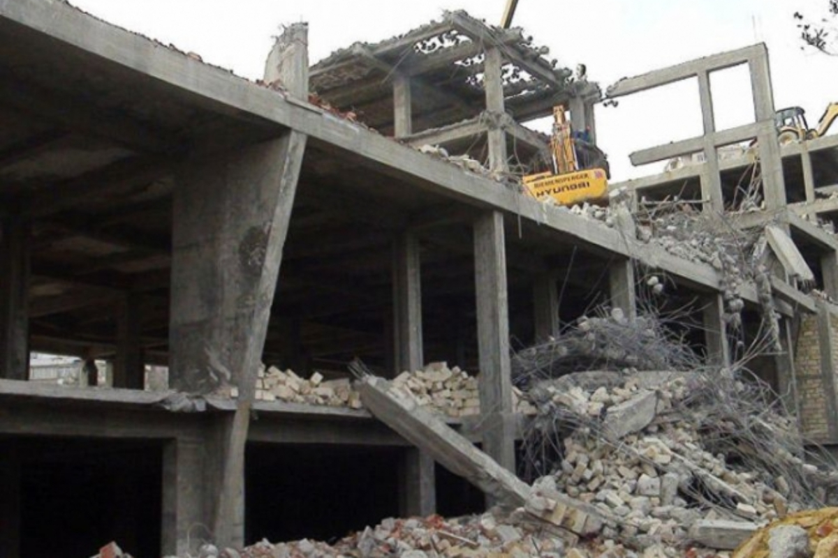 Bakıda tikilməkdə olan bina çöküb, xəsarət alanlar var