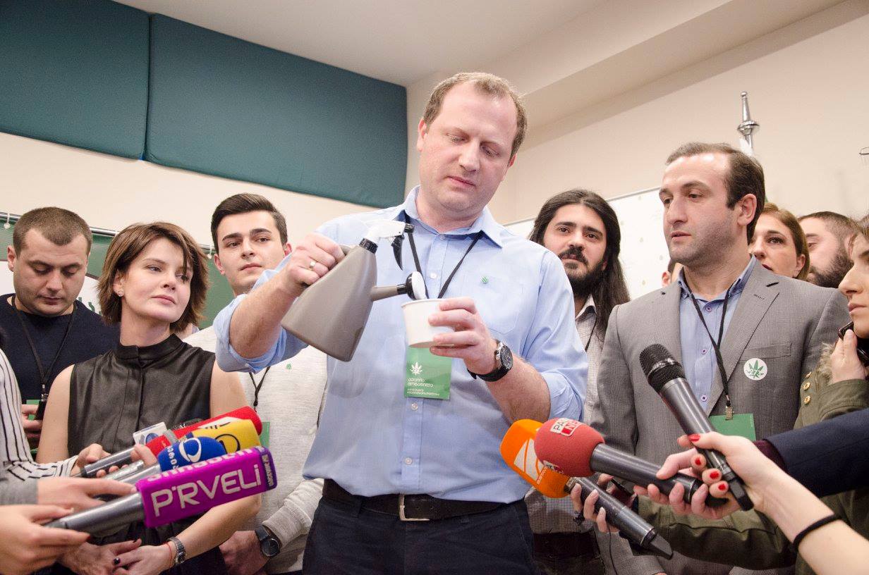 Azadlıq mübarizəsinin yolu çətənədən keçərsə - [Gürcüstanda seçkilər]