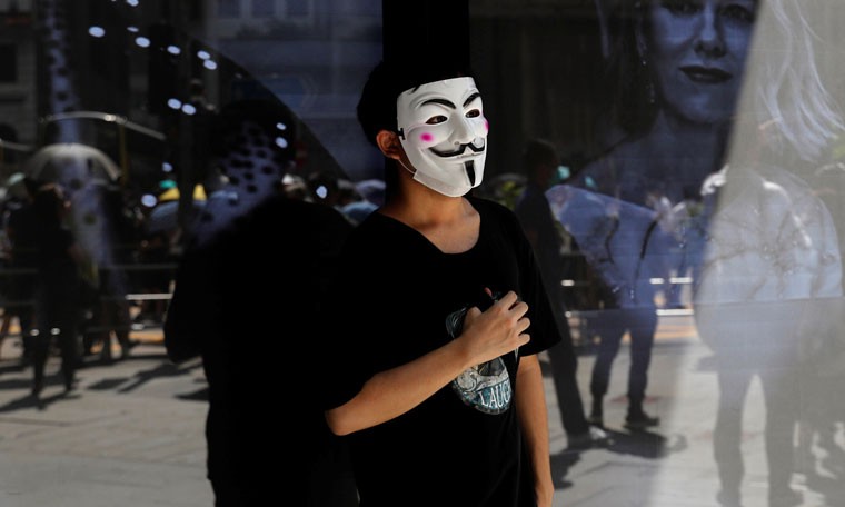 Honq-Konq rəhbərliyi etirazçılara maska taxmağı qadağan edib