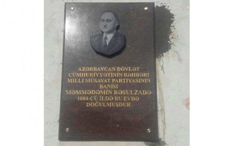 Məhəmməd Əmin Rəsulzadənin yeni barelyefində səhvə yol verilib