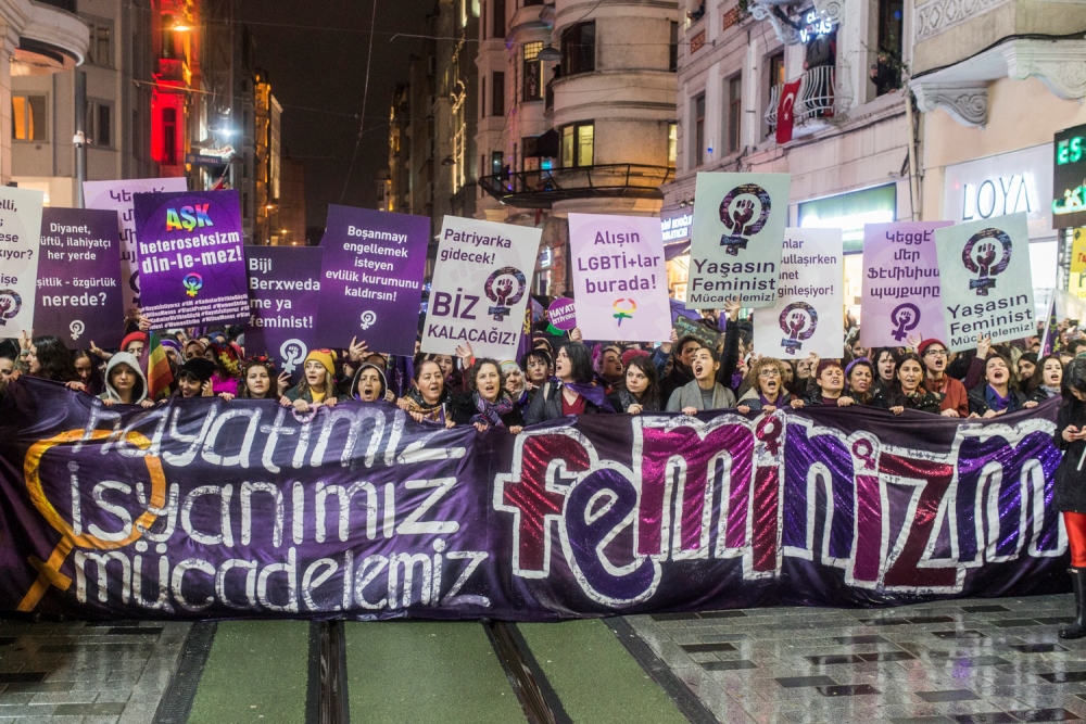Ərdoğan feministləri azana hörmətsizlikdə ittiham edir, feministlər razılaşmır