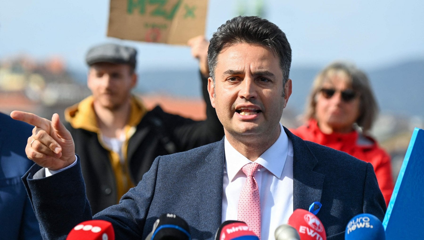 Macarıstanda keçirilən sorğularda Orbana qarşı müxalifət ittifaqı liderlik edir
