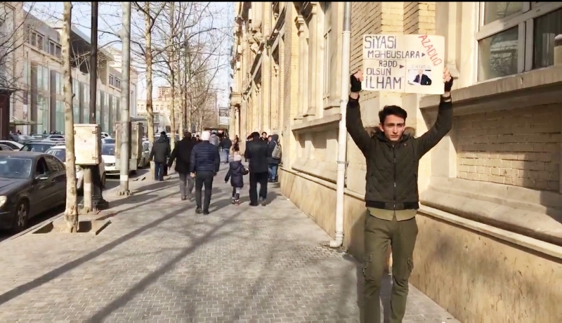 Təkadamlıq aksiya keçirən ictimai fəala 30 sutkalıq həbs verilib [video]