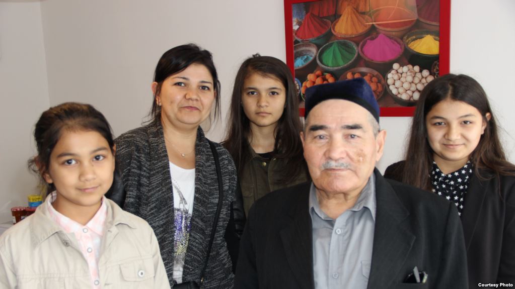 Özbək hüquq müdafiəçisi vətəninə qayıdıb