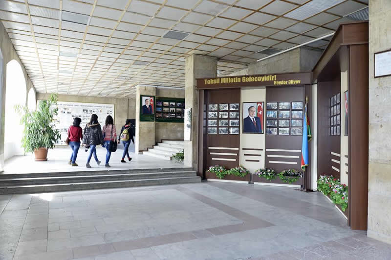 Tələbələri səs vermək üçün məcburi universitetə çağırırlar