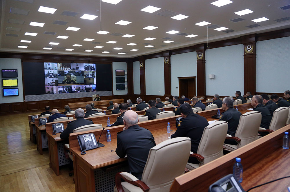 Zakir Həsənov Müdafiə Nazirliyində müşavirə keçirib