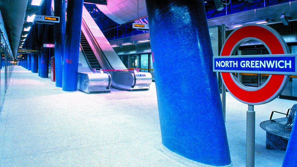 Londonda metro stansiyası şübhəli bağlama səbəbindən bağlanıb