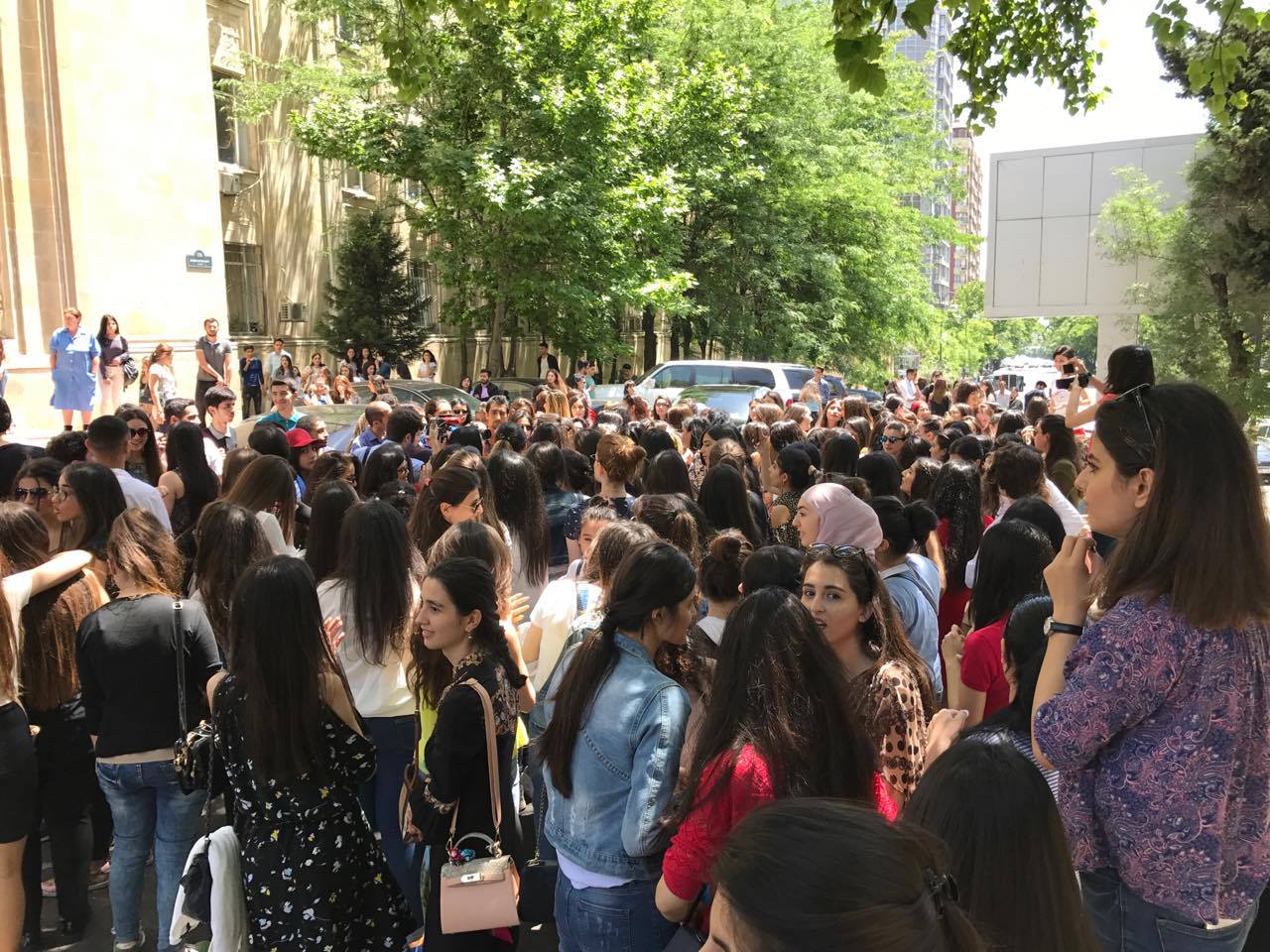 Dillər Universitetinin tələbələri etiraz edir - geniş reportaj [Foto-video]