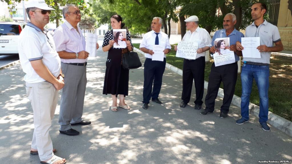 Evi zəbt olunan bir qrup vətəndaş aksiya keçirib