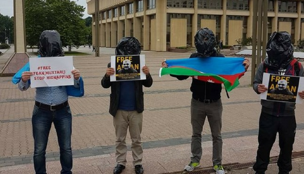 Litva Parlamentinin önündə Əfqan Muxtarlı ilə bağlı aksiya keçirilib