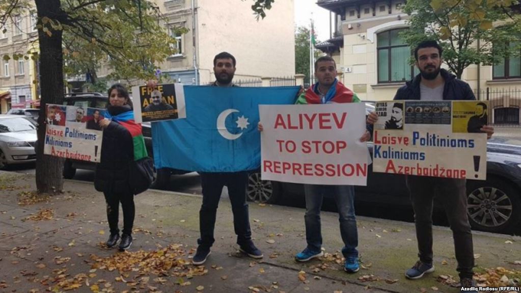 Litvada Azərbaycanda siyasi məhbuslara azadlıq tələbilə askiya keçirilib