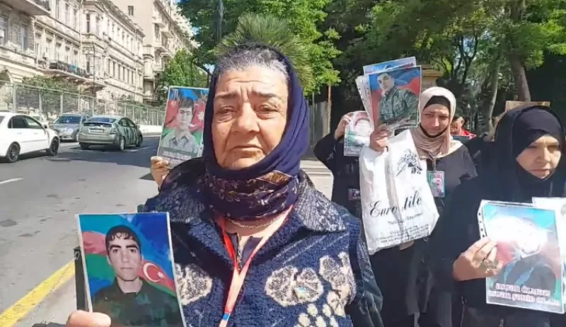 Naməlum şəraitdə həlak olan hərbçilərin valideynləri etiraz aksiyası keçirib