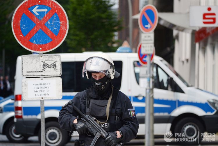 Hamburqda əlində bıçaq olan şəxs insanlara hücum edib