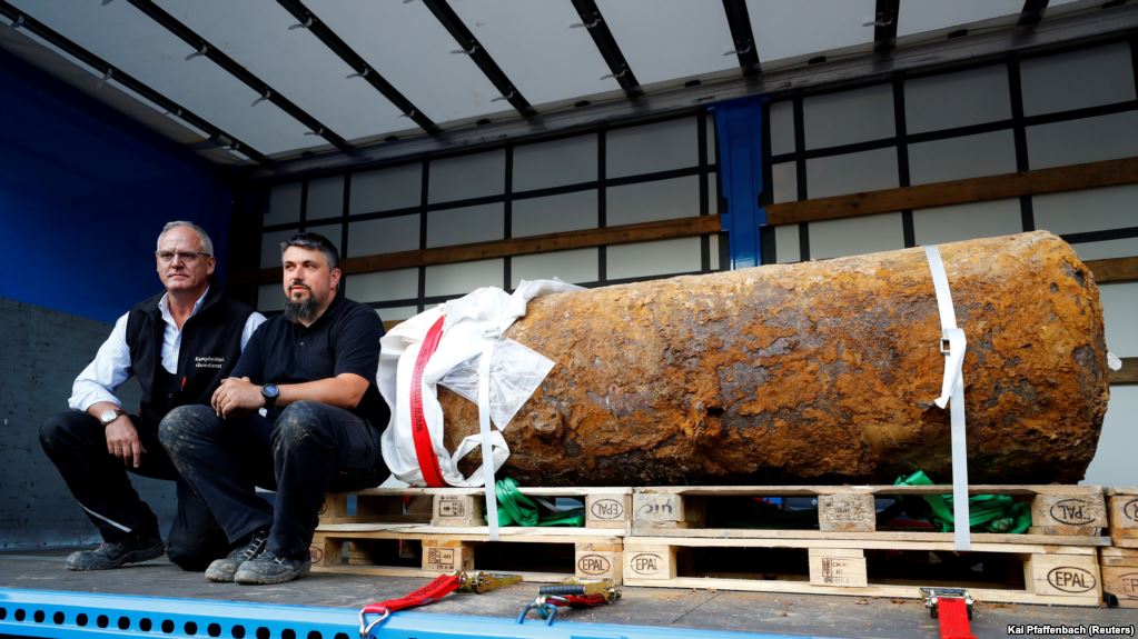 Almaniyada İkinci Dünya müharibəsindən qalmış nəhəng bomba tapılaraq zərərsizəşdirilib