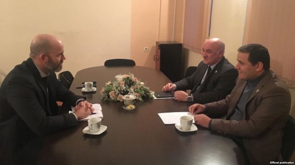 Arif Hacılı ABŞ Səfirliyinin müşavirinə təqiblərdən danışıb