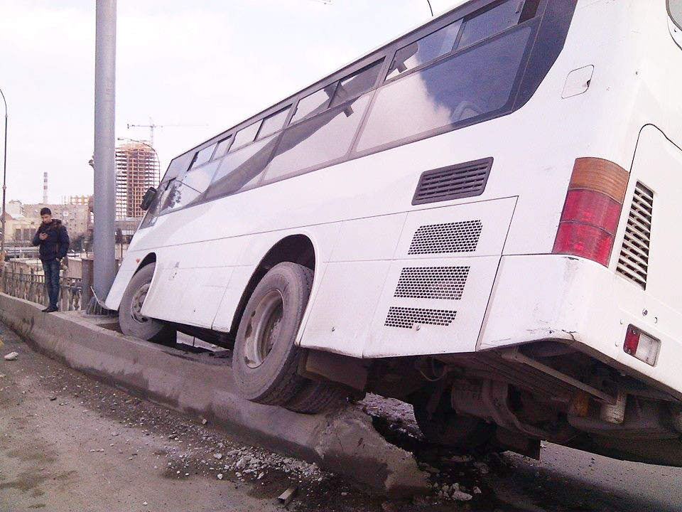 Bakıda sərnişin avtobusu qəza törədib, xəsarət alanlar var